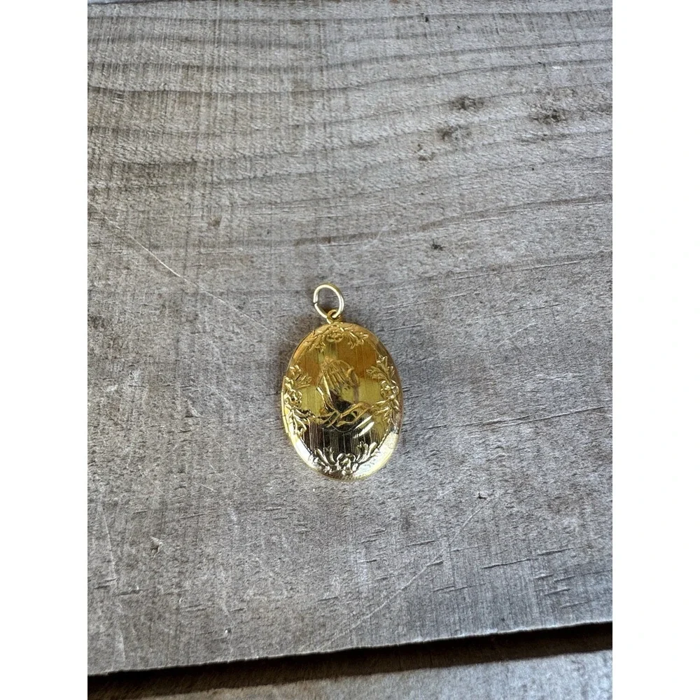 Praying Hands Gold Tone Locket Medal Catholic Opens God‎ Grant Me The Strength